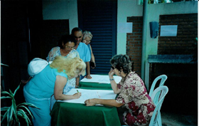 S�cios assinando presen�a