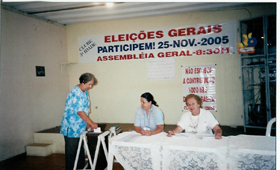 Irma Vasques, coordenadora das eleições, votando